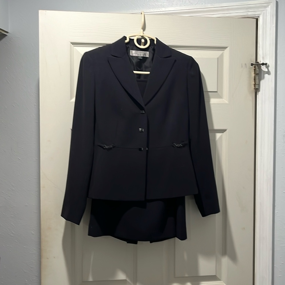 Tahari 2P Black Suit